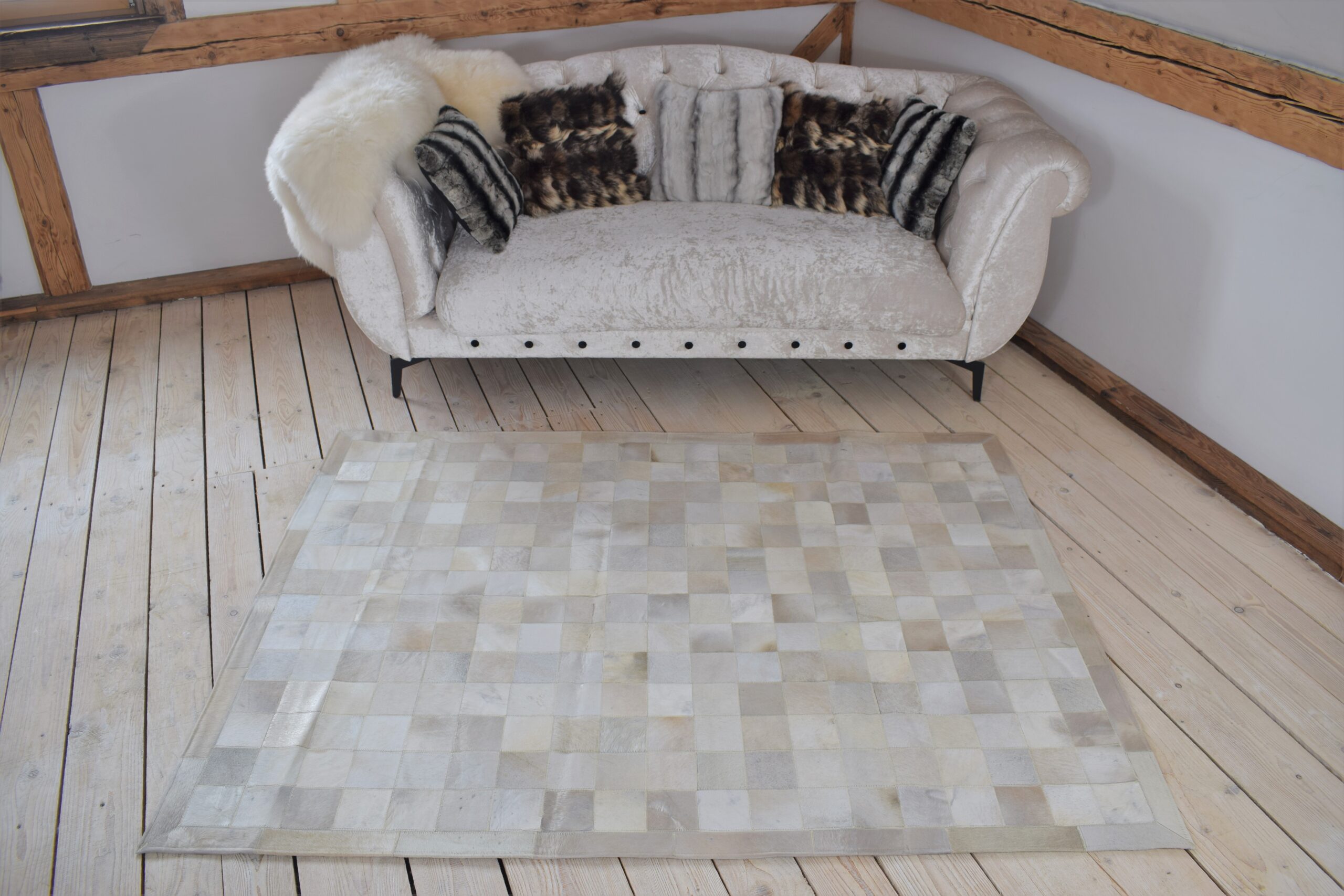 Dekoracyjny dywan ze skóry bydlęcej argentyńskiej w odcieniach beżu i popieli 200x150cm Dekoracyjny dywan ze skóry bydlęcej argentyńskiej w odcieniach beżu i popieli 200x150cm